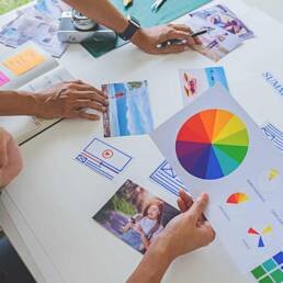 equipo eligiendo colores para marca nueva