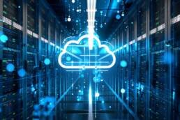 nube dibujada digital con fondo de elementos de servidor informaticos